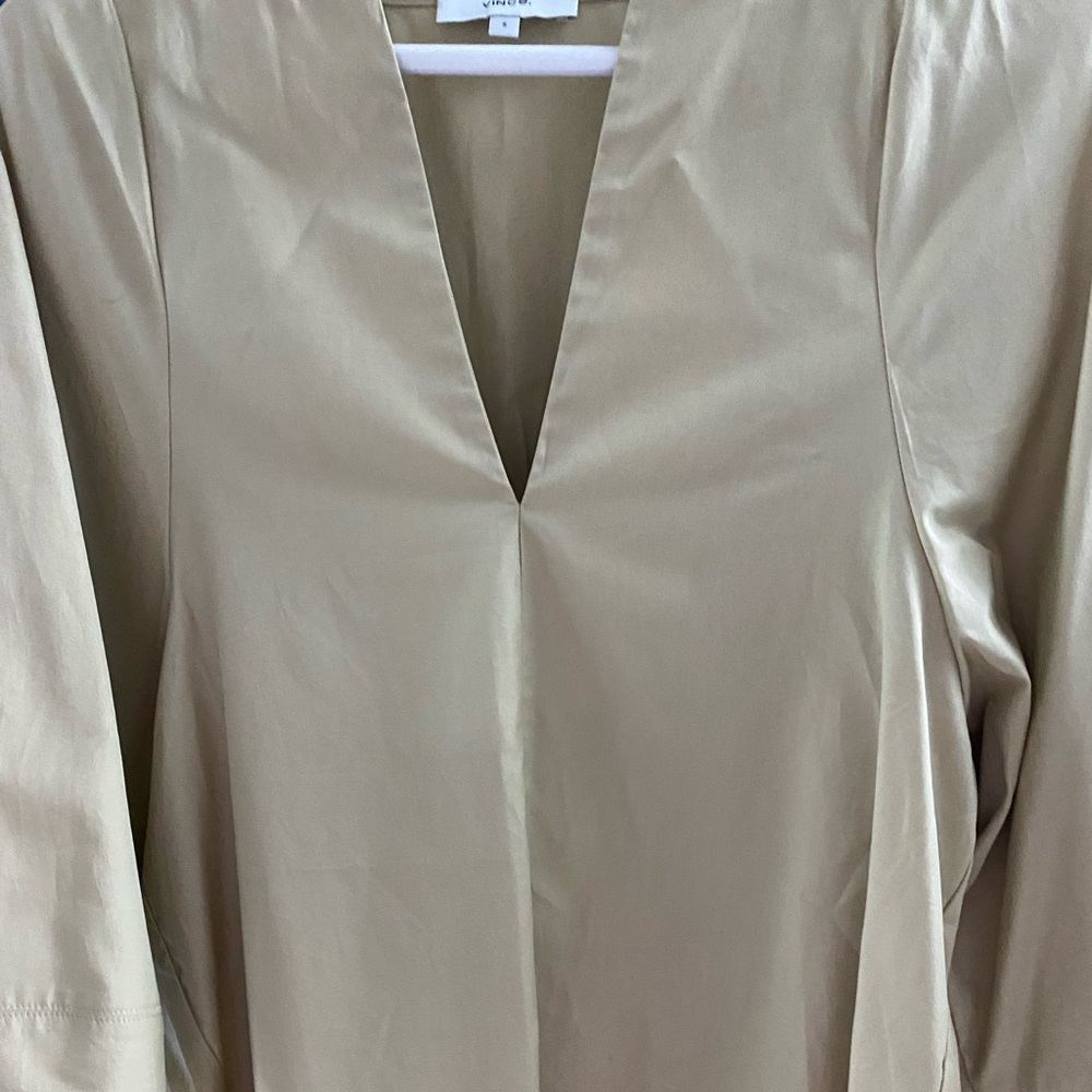 Vince gorgeous new V- neck cotton blouse, sand color